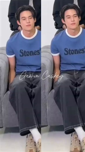 กวิน ใส่เสื้อสีฟ้าน่ารักมาก เอามือซุกไว้ใต้ขา (แอร์น่าเย็นต้องหาเสื้อมาใส่เพิ่ม) #JossGawin