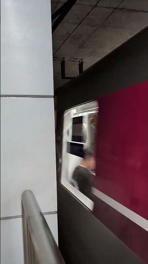 【都営大江戸線】都庁前駅に電車到着！地下ホームへ入線する迫力の到着シーン🚇