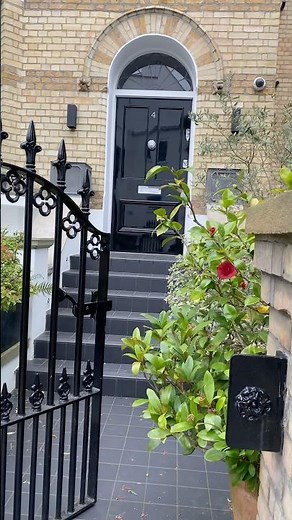 This Elegant London Home Has One of the Most Beautiful Entrances 🖤🏡