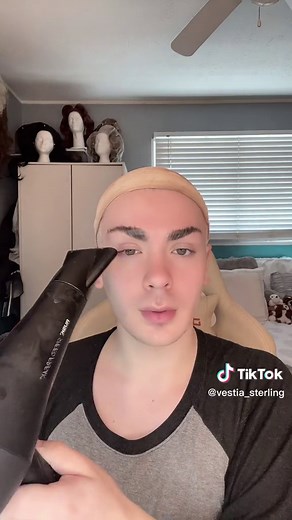 Get in Drag for a Stunning Black and White Photo Shoot!