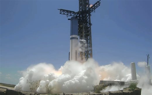 星舰助推器9首次开启喷水系统静态点火(多角度)