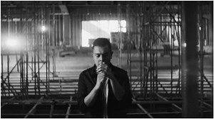 Chord Gitar dan Lirik Lagu Labirin - Tulus: Bius Aku dengan Tatapanmu, Menyiksaku tapi Sungguh Candu - TribunWow.com