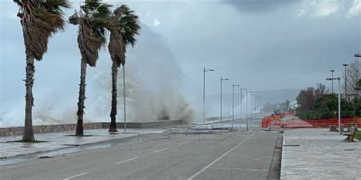Onde alte sei metri sul litorale di Sant'Agata Militello: paura per l'erosione