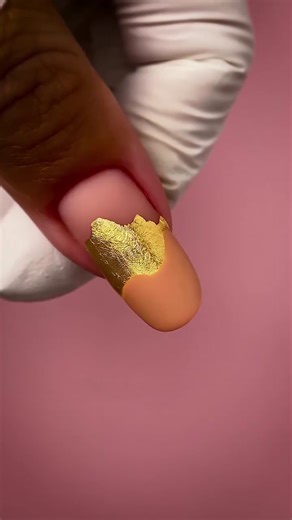 🍂Toamna aduce cu sine o paleta bogata de culori si iti ofera ocazia sa experimentezi modele de unghii indraznete si versatile. Pentru un plus de originalitate, poti adauga accente metalizate care ofera un strop de stralucire si atrag toate privirile. Manichiura a fost realizata de Trainer-ul Alina Balog cu produsele profesionale 𝗟𝗨𝗫𝗢𝗥𝗜𝗦𝗘🌟 si 𝗦𝗲𝗻𝘀𝗼𝗣𝗥𝗢 𝗠𝗶𝗹𝗮𝗻𝗼💖 💅Pentru ultimele inovatii in manichiura, urmareste www.KitUnghii.ro #creativenails #fallnails #fallvibes #autumnn