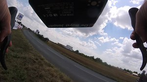 📺 Chris Froome's harsh crash seen from within the peloton. Fortunately, the reigning champion got back on his bike ! 💪 📺 La chute de Chris Froome vue de l'intérieur du peloton. Le champion en titre est fort heureusement parvenu à reprendre la route ! 💪 #TDF2018 | Le Tour de France