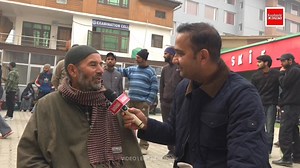 Baap Kisko Kehtay Hain:Her Roz Subha Nikal Kar Sham Ko Apni Betiyun Kay liyay Kama Kar Lanay Walay Ka Naam Father Hai:Watch Report | Kashmir Crown Live