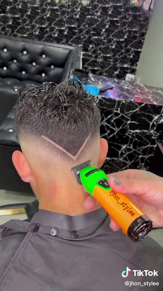 Expert Barbering Techniques for Stylish Haircuts