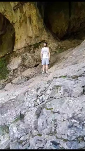 The beautiful calm, peaceful, serene Peak District National Park featuring a very loud and noisy jack 🤣🤣 Who else loves big loud projection!! We could hear him all the way back in Birmingham 。 。 。 。 。 。 。 #martyrdom #seasonsawake #totaldeathcore #akumarecords #akumaapparel #newsingle #deathcoreband #deathcore #metalcore #8stringguitar #sevenstringguitar #dropgtuning #dropf #deathcorevocalist #gutterals #numetaltiktok #trapmetal #