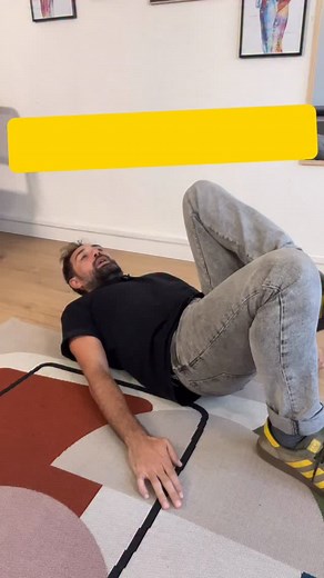 🌀 Tu veux “dérouiller” ton bassin ? Teste ce bridge genou-poitrine : un exercice simple mais ultra précis pour redonner du mouvement entre tes deux iliaques. Quand tu tires un genou vers la poitrine et que tu pousses dans le talon opposé, tu crées une rotation naturelle du bassin : 👉 les extenseurs s’activent du côté de l’appui, 👉 les fléchisseurs (psoas, droit fémoral) se contractent de l’autre. Ce jeu d’alternance entre les deux chaînes (avant / arrière) rééquilibre ton bassin et relance la