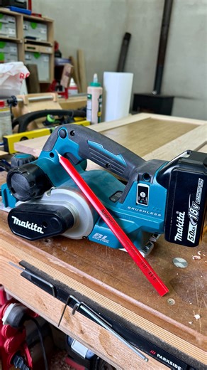 Paul | Woodworking & Tool Reviews 🇨🇿 🇵🇱 🇬🇧 on Instagram: "Sharpening a carpenter’s pencil with a cordless hand planer… because why do things the boring way? Bleistpitz pencil in one hand, planer in the other – quick, clean, razor-sharp edge and back to work. No fuss, no tiny sharpeners, just proper workshop logic. How do you sharpen yours – knife, sharpener, or something even more ridiculous? 👉 Like and follow for more workshop hacks and real builds. #woodworking #workshoplife #carpenterp
