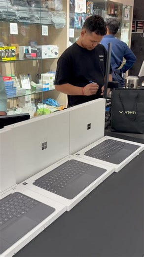 Surface Pro Copilot 12-inch Surface Pro 12 Copilot Keyboard Price = 1228$ - CPU : Snapdragon X Plus (8 Core) - ( NPU: Qualcomm Hexagon with 45 TOPS ) - Ram : 16GB LPDDR5X - Storage options: 512GB M.2 PCIe - Resolution: 12" 2196 x 1464 (220 PPI) 90Hz - GPU : Qualcomm® Adreno™ GPU - OS : Windows 11 License - Full HD front-facing Surface Studio Camera - Battery life : Up to 16 hours - Color : Ocean | Not Include Key,Adapter - Code : L002PRO12-D4 ------------------------ Free : Sleve , MousePad Free