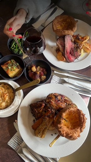 Sundays were made for this 🤤 Cosy corners, golden roasties, and all the trimmings… Join us for a Sunday worth sharing 🍴 | The Brampton Mill