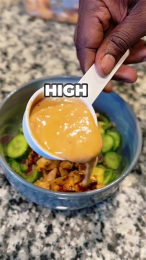High-Protein • Low-Calorie Bang Bang Salmon Bowl 🔥💪🏾 Simple. Flavor-packed. Muscle-building friendly. ⸻ 🛒 Ingredients Veggie Mix \t•\t1 avocado \t•\t1 cucumber \t•\t½ jalapeño \t•\t½ purple onion \t•\t1 tbsp rice oil Salmon \t•\t½ salmon filet (diced – ~4 servings) \t•\t2 tsp olive oil \t•\t½ tsp garlic powder \t•\t½ tsp onion powder \t•\tSalt & pepper to taste \t•\tSmoked paprika to taste Bang Bang Sauce \t•\t2 tbsp sweet chili soy \t•\tSriracha (to taste) \t•\t½ cup low-fat Greek yogurt Ba