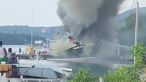 Policías auxilian a miembros del Cuerpo de Bomberos que controlan incendio en muelle de Roatán, Islas de La Bahía. Para más detalles ingrese al siguiente enlace 👉 https://bit.ly/3kygH33 | Policía Nacional de Honduras