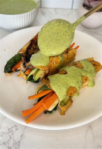Esto es lo que comen mis pacientes con SOP y RI Rollitos de pollo bañados con salsa de pimientos 🫑 Ingredientes: - 1 pechuga de pollo fileteada - Verduras al gusto en julianas - 1 chile poblano asado -30 gr de yogurt griego sin azúcar -Sal -Pimienta -Ajo 👩🏻‍🍳Procedimiento: Colocar las verduras en la pechuga, enrollar, dorar por todos lados. Limpiar el chile poblano y licuar con el yogurt, sal, pimienta y ajo. Servir los rollitos y bañar con la salsa. Disfruta! Si a ti también se te cierran l