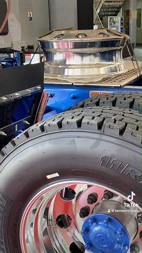 ¿A qué suena un KENWORTH? 🤤 #KenworthBajío #KenworthBACE #RedKW #KW100 #KENWORTH #kenworthmexico #chulada #mamalón #t880kenworth #t880 | Kenworth l DAF Bajío BACE