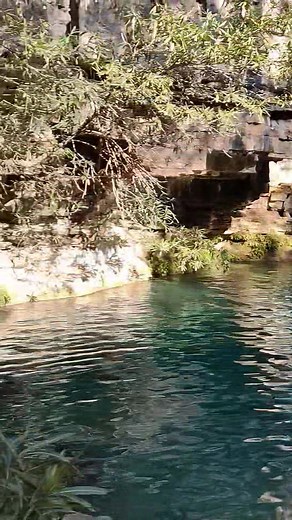 Baignade dans à grande piscine naturelle dans la cascade Anosinampela 🏊🇲🇬 . Il y a une source d'eau souterraine qui sort juste au dessus de la grande piscine 🏊🏞️🇲🇬 . Ouest de Madagascar 🇲🇬 . | MadaXtreme Adventures