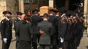 L'entrée du cercueil dans la cathédrale de Bourges, suivies par les parents d'Arthur Noyer. Ce sont les amis militaires du 13e Bataillon de chasseurs Alpins d'Arthur qui l'ont porté. | France 3 Centre-Val de Loire
