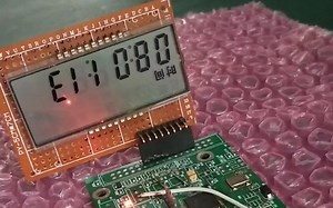 PIC16F1937直接驱动段码液晶屏！前30秒显示时间，后30秒显示ADC电压5伏《周杰伦-发如雪》