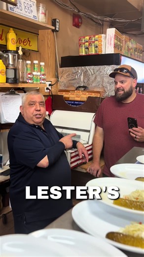 😅Peter holding court with Doug, who came all the way from B.C to taste Montreal best smoked meat! #smokedmeat #foodie #tourist #montreal #deli