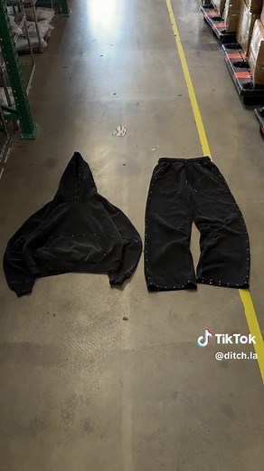 RIVET SWEATSUIT Drops May 2