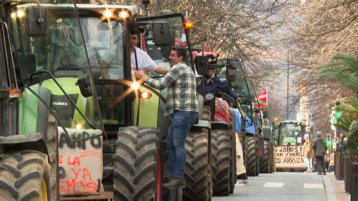 Tractores por las calles de Bilbao reivindican que la alimentación es un derecho básico