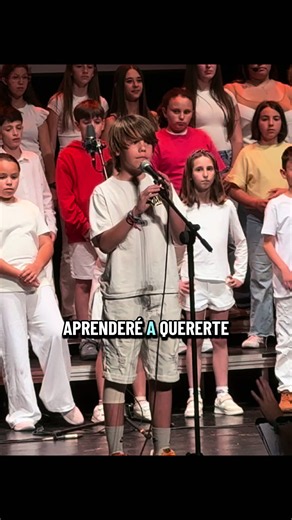 Karel canta “Et Prometo” con el Coro de Salou en el Teatro Auditori de Salou “TAS” #musica #musica #tending @Ivan Herzog