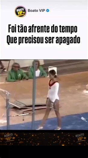 🤸‍♀️ O movimento proibido que a ginástica nunca mais deixou acontecer O chamado loop M entrou para a história quando Olga Korbut o executou nos Jogos Olímpicos de Munique. Um giro completo na barra alta, com perda total do apoio das mãos por instantes — algo considerado extremo até para a elite da ginástica. O impacto foi tão grande que, logo após os Jogos, a Federação Internacional de Ginástica proibiu oficialmente o movimento por risco real de quedas graves. Resultado: aquela apresentação se 
