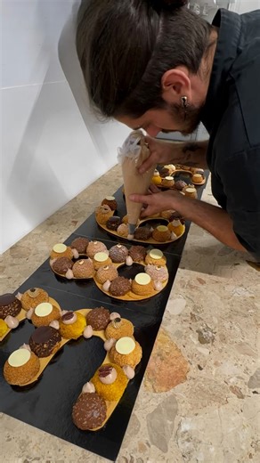 Parce qu’un bel anniversaire mérite un gâteau à la hauteur, nos Number Cake sont pensés comme de véritables créations sur mesure ✨ Chaque chiffre est entièrement façonné à la main, garni de choux généreusement remplis de nos crèmes gourmandes maison. Chocolat, vanille, praliné… ou d’autres associations selon vos envies, pour un dessert unique, aussi bon que beau 🎂 Dressés avec soin, décorés de touches sucrées et de petits détails élégants, ils deviennent la star de vos tables de fête. Une créat