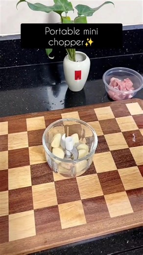 Portable mini chopper making kitchen life quick mess-free ✨🥗#PortableMiniChopper #dailyuse #short