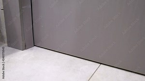 lower part of a sliding door closing