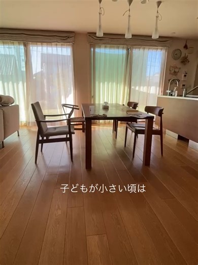 きれいでいると気分が良くなります。私は本当に掃除マニアです。なぜなら、きちんと片付いた家を見るといつもものすごい癒しのエネルギーが湧き出て、毎日気分が明るく前向きになるからです🧺✨ すべてが整理整頓されていると、私の心は解放され、新しいアイデアが生まれ、心の平安が育まれる余地が生まれます🌿 持ち物は少なくなりますが、太陽の光と整理整頓の優しい香りに満ちたあらゆる小さな隅々に喜びが増えます☕️🏠 ミニマリストの空間は、ライフスタイルであるだけでなく、私にとって自分を愛し、より良い自分になるために一瞬一瞬を大切にする方法でもあります☁️ 今日の掃除日記はとても幸せでインスピレーションに満ちています🧸🥛#キッチンリセッ #ルームツア #minimalist #ミニマリスト #シンプルな暮らし #日常に役立つ #minimalisthome #暮らしを楽しむ #一人暮らし #ひとり暮らし #シンプルライフ #ていねいな暮らし #くらし #ファッション #片付け #minimalhouse #minimalism