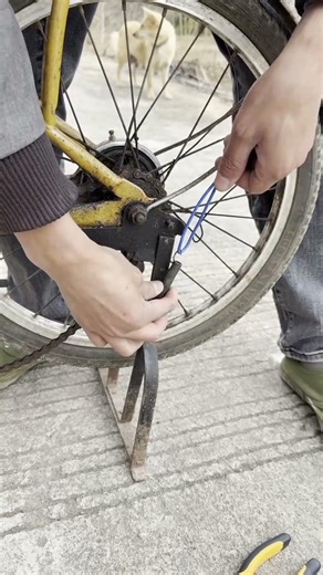 Bicycle Spring Installation Tip: Easy Fix with a Rope!