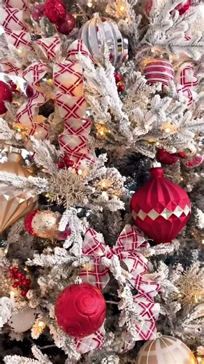 Decorate Christmas Tree With Red And Gold #decor #decoration #christmastree #christmas #xmas