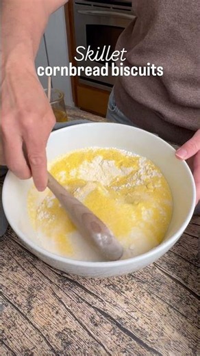 Skillet Cornbread Biscuit 🍞🌽