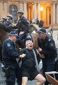 Police fired teargas and arrested protesters in Australia as tensions flared at a Sydney rally against visiting Israeli President Isaac Herzog. | DW News