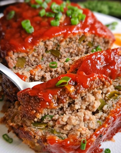 Savory, tender, and full of homestyle flavor—this Classic Southern Meatloaf with Tomato Sauce is a true comfort food favorite. Baked to perfection and topped with a tangy tomato sauce, it’s a recipe that feels just like home. .............. Full Recipe in Coʍmеոτ 💬 | Donerecipe by Sarah