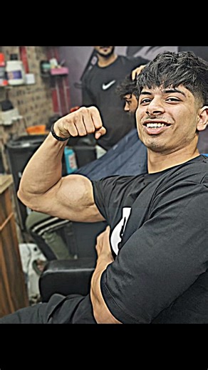 Barber vs bodybuilder 💀 #biceps #fun #youtubeshorts