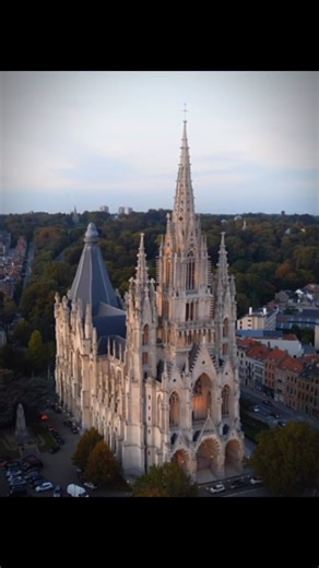 🏰 L’église de Laeken : un joyau de Bruxelles ! ✨ 🔍 Ce monument néo-gothique abrite la crypte royale, où reposent les rois et reines de Belgique 👑🕯️ Un lieu chargé d’histoire et de mystère… Tu connaissais ? 🤔👇 #Bruxelles #EgliseDeLaeken #Belgique #Histoire #Loisir #Activités #ActivitésBelgique #Sortie #BelgiqueVivante | Activites belgique
