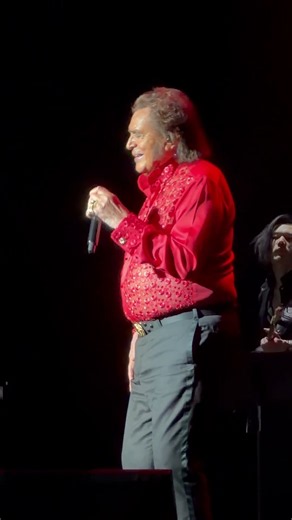 Engelbert's "Can't Take My Eyes Off You" #liveconcert #engelberthumperdinck #celebrationtour