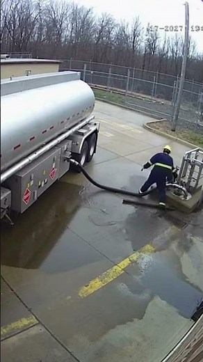 ⛽ Gas Pump Oil Spill – How to Respond Safely | Workplace Safety #accidentprevention #shortvideo