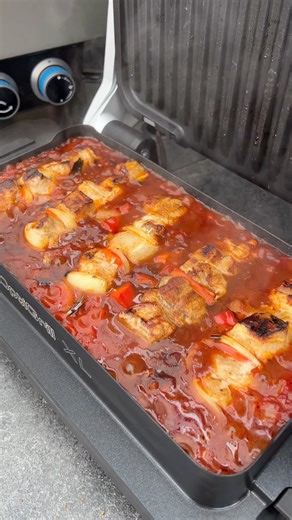 Werbung - OptiGriller Imbiss Schaschlik im OptiGrill @tefal_dach Das brauchst du dazu (Menge ist für die XL Backschale) 400 g Schweinenacken 200 g Schweinebauch 2 rote Paprika 1 große Gemüsezwiebel 20 g Magic Dust 100 g Tomatenmark 400 g stückige Tomaten 150 g BBQ Sauce 1 Glas Rinderfond 3 EL Pflanzenöl 5 Spieße Rezept für Joppie-Soße: 120 g Mayo 1 Gewürgurke fein gewürfelt 1 TL Currypulver 10 g Zwiebel fein gewürfelt 1 TL Balsamico Bianco 1 TL Senf 1 TL Zucker 1 Prise Salz & Pfeffer #optigrill 