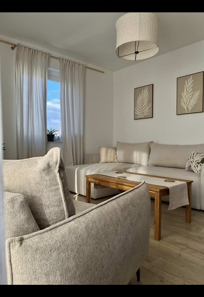 Jak stworzyć prosty, drewniany karnisz DIY