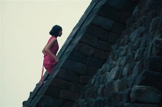 Sejauh Mata Memandang on Instagram: ". ✨PULANG✨ Tak nyaman, Tak indah, Tapi perlu. Sebelum semuanya hilang... Sebuah film pendek persembahan Sejauh Mata Memandang yang diproduksi oleh Lynx Films, ditulis dan disutradarai oleh Kathleen Malay; dibintangi oleh Widuri Putri, serta Reda Gaudiamo sebagai pencerita. Ditunggu kehadirannya di toko pop-up Plaza Indonesia untuk melihat koleksi spesial 🌺 Puspa 🌸. Koleksi ini dibuat dengan pewarna alami dari kayu Secang dan ditenun tangan oleh mitra Studio