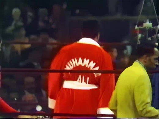 #OnThisDay Joe Frazier vs. Muhammad Ali and the fight of the Century! Tough tough Joe !!!!!!!! ❤️ 💎 Joe Frazier vs. Muhammad Ali (1st meeting) UD in round 15 of 15 March 8, 1971 Madison Square Garden, New York, New York, USA Referee: Arthur Mercante WBC World Heavyweight Title (2nd defense by Frazier) WBA World Heavyweight Title (2nd defense by Frazier) #boxinghistory82