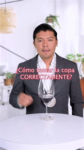 Básicos del vino: ¿Cómo tomar la copa correctamente? #informacionquecura #sommelier #tips #sommelier #sommelierdetiktok #vino #copa #fyp #wikivinos