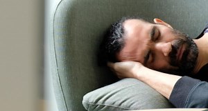 Trötthet (”fatigue”) vid cancer – Symtom, orsaker och behandling | Cancerfonden