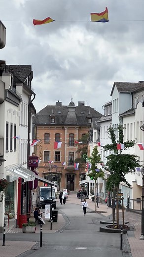 Das ist Simmern! Eine Stadt voller kleiner Highlights, die nur darauf warten entdeckt zu werden. Mitten drin: das Moxy Hotel– dein Spot zum Ankommen, Wohlfühlen & Erkunden. 🌆🎥 #Simmern #MoxyHotels #HelloSimmern #Hunsrück #AtTheMoxy #MoxySimmern #DasIstSimmern | Moxy Simmern