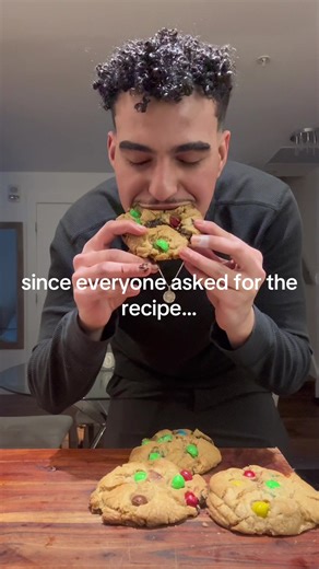 🍪 M&M PRETZEL DARK CHOCOLATE COOKIES Crispy edges. Gooey centre. recipe below ⬇️ INGREDIENTS 1 cup softened butter 1 cup brown sugar ½ cup white sugar 1 egg 1 tbsp vanilla 2½ cups flour 1 tsp baking soda ½ tsp salt 1 cup dark chocolate ¾ cup M&M’s ¾ cup crushed pretzels METHOD • Cream butter sugars • Add egg vanilla • Mix dry separately, then combine • Fold in chocolate, M&M’s pretzels • Form large dough balls • Chill 30–60 mins • Gently flatten slightly before baking • Bake 350–375°F until sid