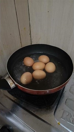 🥚🔥 ASMR Boiling Chicken Eggs in a Pan — Relaxing Bubbling Sounds